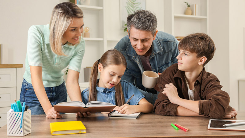 Une famille s'entraide aux devoirs des enfants représentant le secteur parents