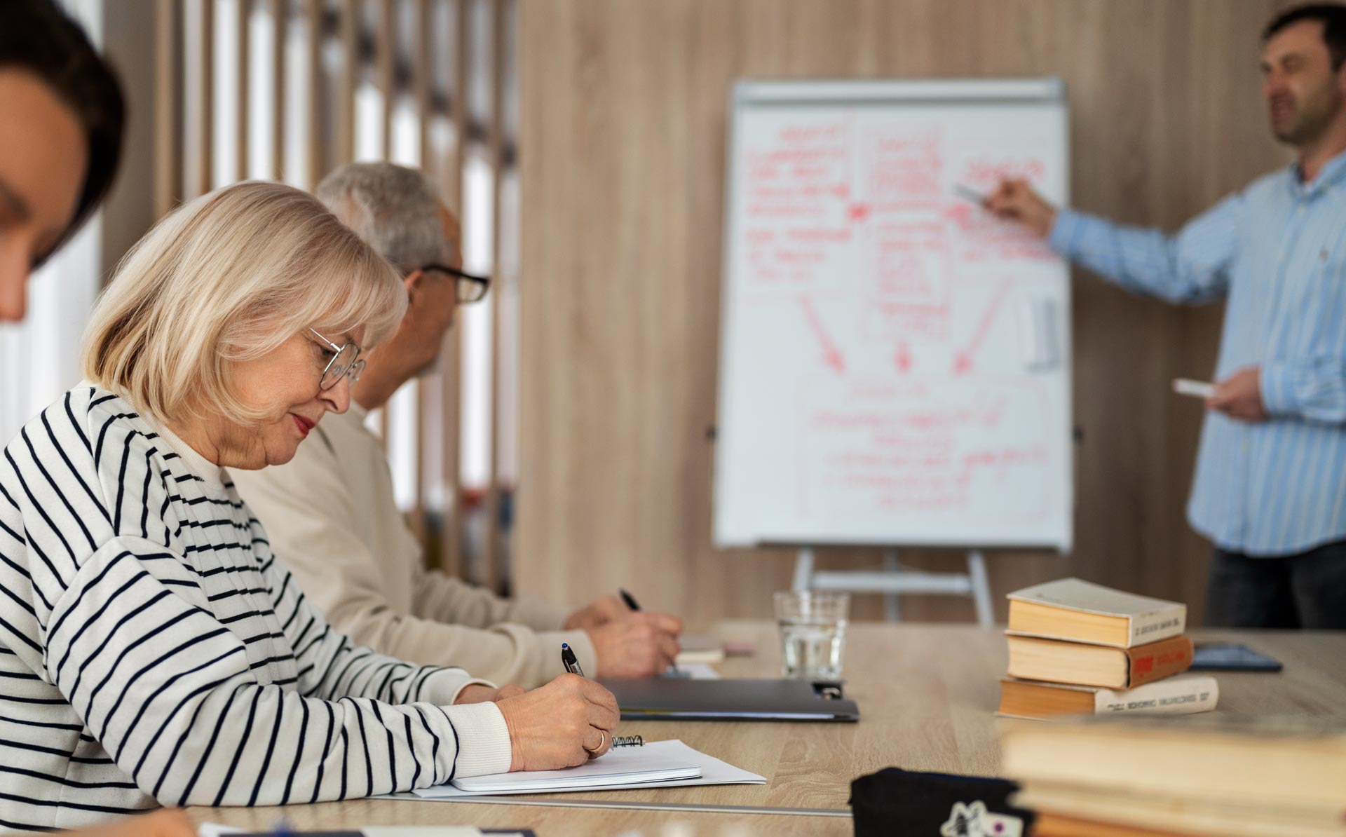 Adultes prenant des notes lors d'une formation en gestion mentale